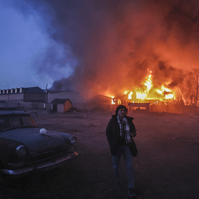 Požar u predgrađu Kijeva nakon granatiranja; Zelenski u posjetu ranjenima u ruskim napadima; trgovački centaru Harkivu u plamenu
