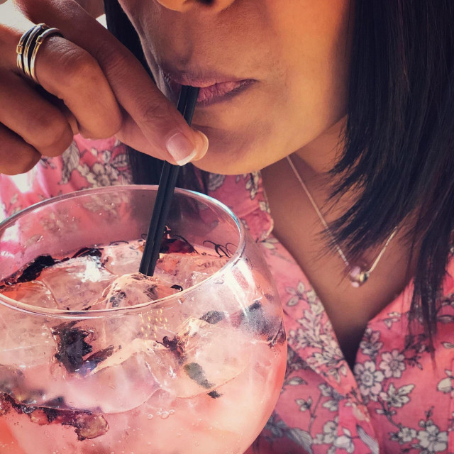 Žena pije gin/Ilustracija
