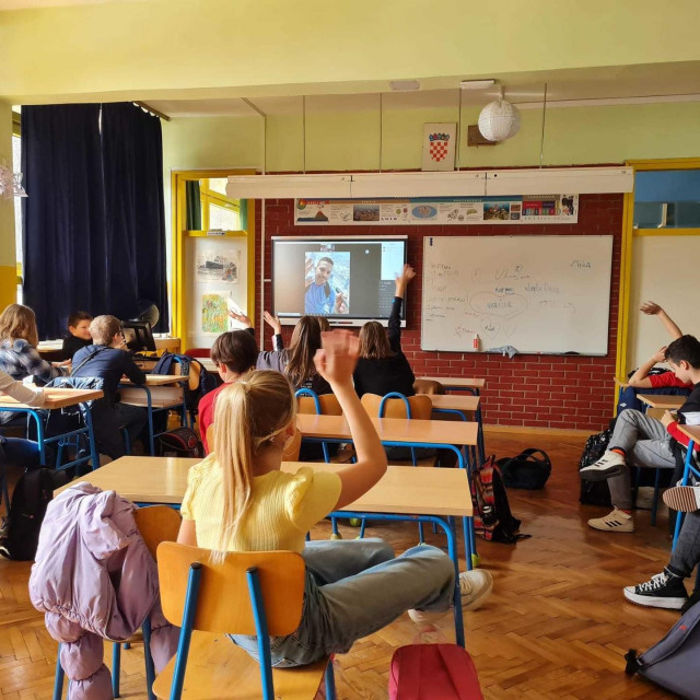 Dejan Nemčić drži online predavanje djeci u OŠ Ive Andrića
