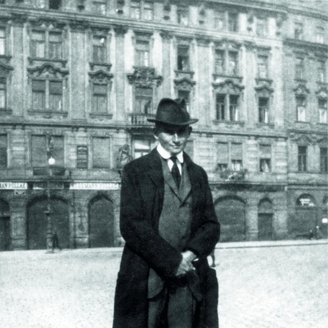  Franz Kafka snimljen ispred svoje obiteljske kuće 1922. godine )
