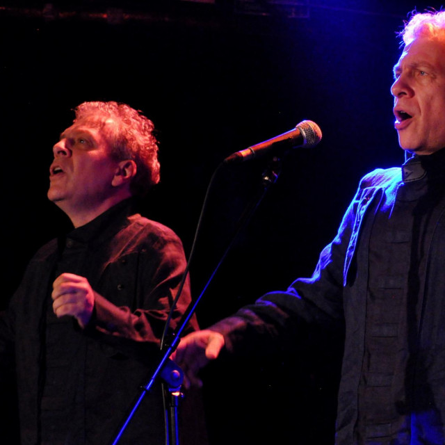 Tihim i intimnim pojanjem na tragu bizantijskih napjeva s uporabom magičnog ”isona” Teofilovići su prastare pjesme s Balkana učinili razumljivim bilo gdje i bilo kome jer njihovo je pjevanje čista i suštinska emocija koja ne ište prijevod
