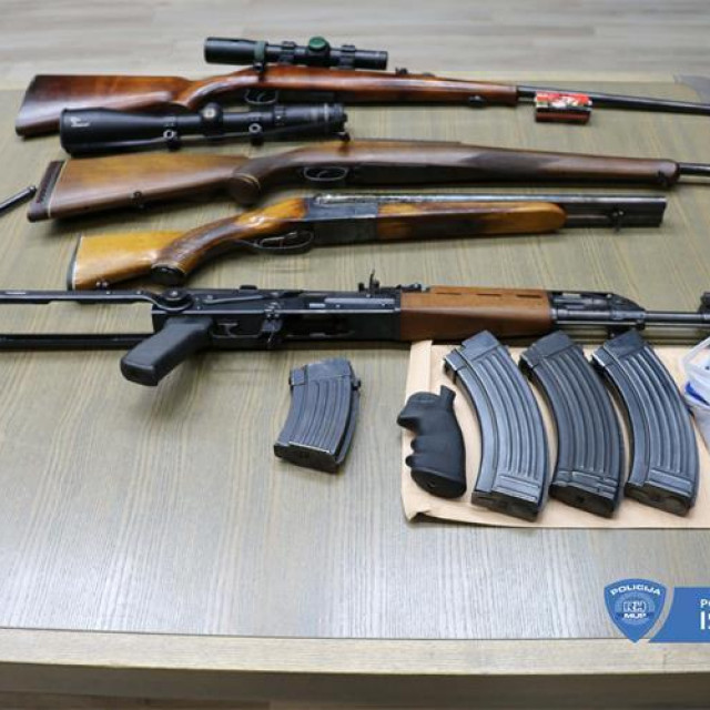 Pulska policija pronašla pravi arsenal oružja i eksploziva te manju količinu droge.
