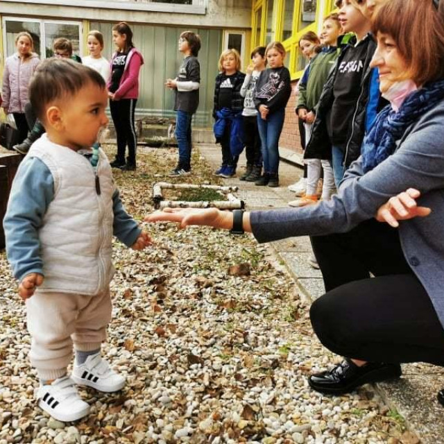 Učiteljica Danijela Strmotić i najmlađi gosti
