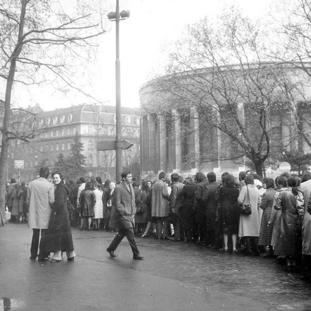 Velika državna akcija vakcinacije. Građani Zagreba čekaju red na Trgu žrtava fašizma