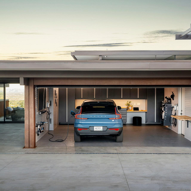 Volvo C40 i Recharge Garage
