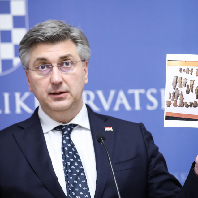 Andrej Plenković pokazuje fotografiju na kojoj se nalaze dokazi da je na bespilotnoj letjelici bilo eksploziva
