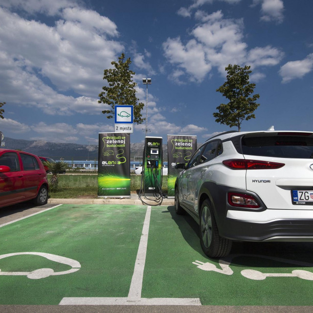 Punjenje električnog auta, ilustracija
