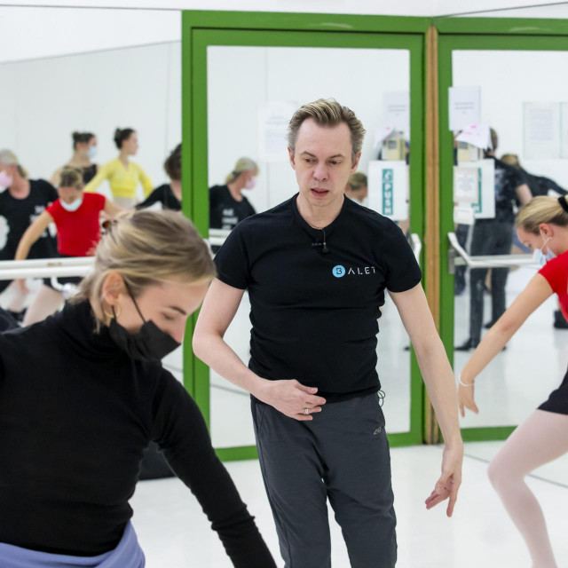 
Ukrajinski koreograf Vladimir Malakhov na probi s balerinama.
