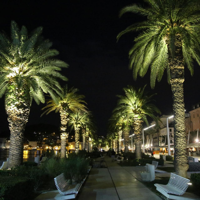 Grad Split se i 2021. uključio u akciju Sat za planet Zemlju, simboličnim gašenjem svjetala na Rivi
 
