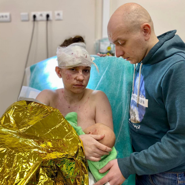 Ranjena majka s bebom i suprugom u bolnici
