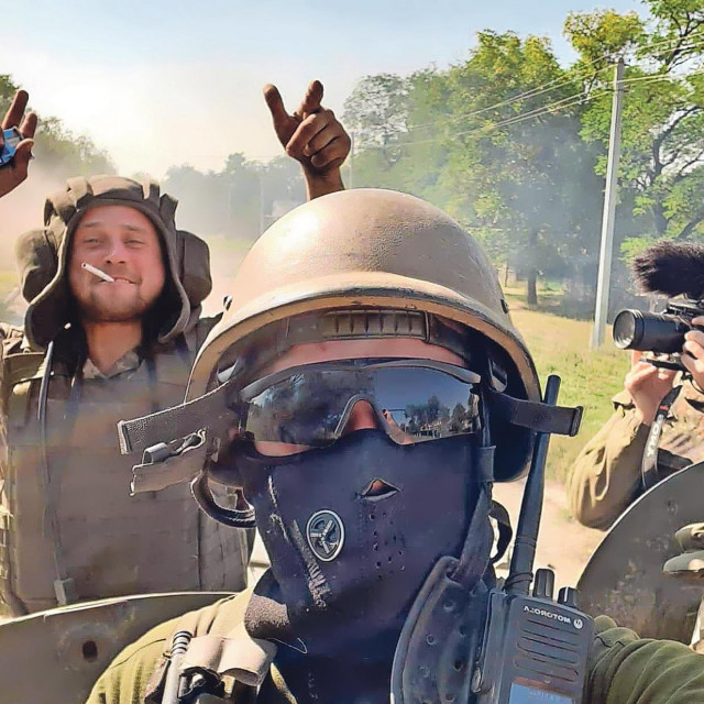 Loup Bureau dvaput je bio po mjesec i pol u rovovima s vojnicima u Donbasu. Dok se većina ratnih dokumentaraca fokusiraju na fizičko nasilje, on se skoncentrirao na te ekstremne trenutke beskrajnih ciklusa na fronti. Taj relativni mir, nabijen napetošću, glavna je tema filma
