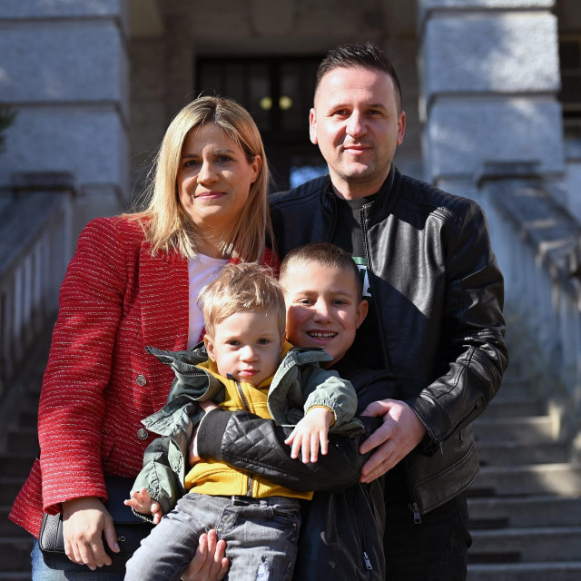Ivana Prga Borojević s dvogodišnjim Tomom, suprugom Petrom (40) i starijim sinom, devetogodišnjim Mihaelom
