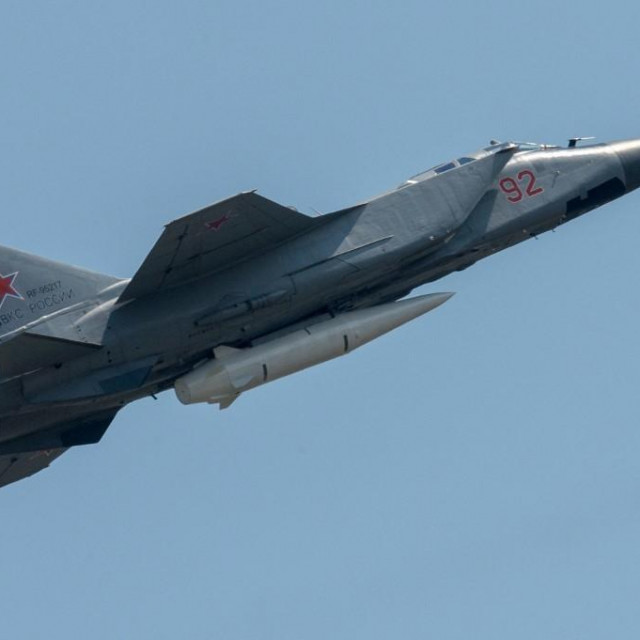 MiG-31 naoružan hipersoničnom raketom  Kh-47M2 ”Kindžal”
