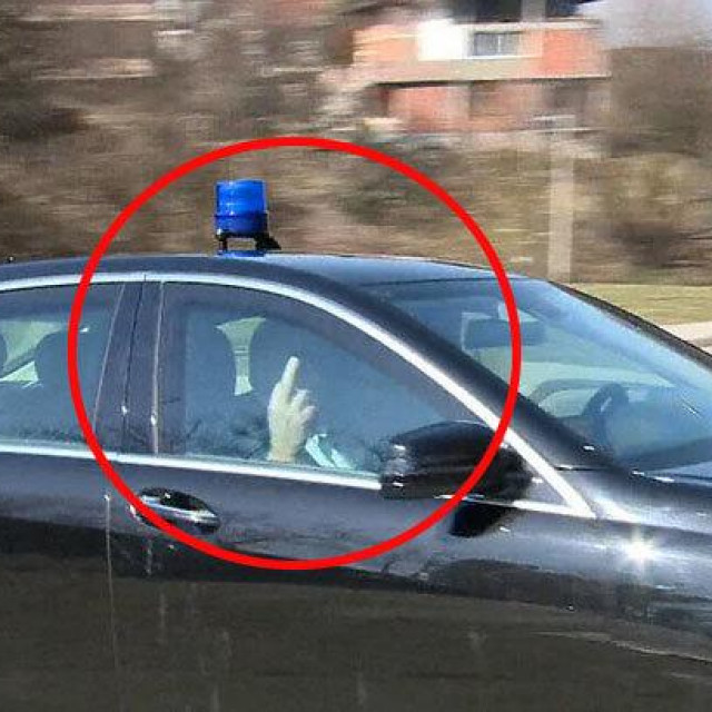 Milorad Dodik pokazuje srednji prst novinarima
