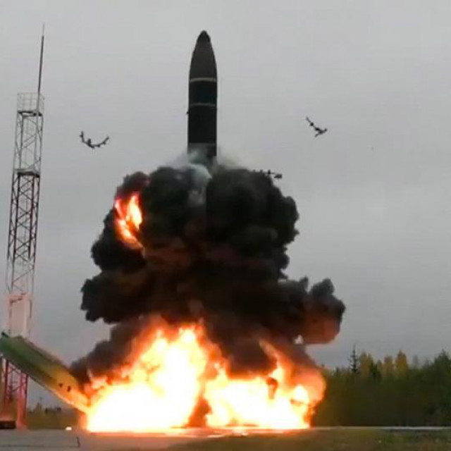 Lansiranje ruskog interkontinentalnog balističkog projektila Topol-M, koji može nositi nuklearnu bojnu glavu
