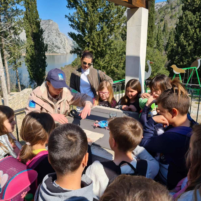 Učenici razredne nastave PŠ Bilice učili su o ponašanju podzemnih voda u krškim područjima
