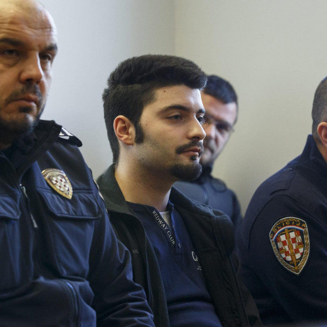 Luka Juretić (sredina)
