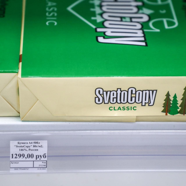 Poskupio je i A4 papir, pa je jedno pakiranje poskupilo sa šest na čak 17 eura, a neki dućani uveli su i restrikciju, odnosno ograničili su prodaju A4 papira
