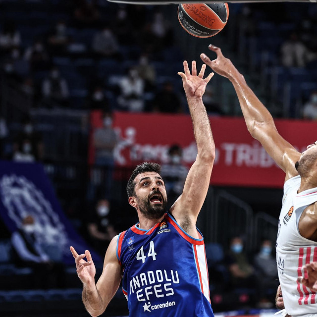 Simon gađa na koš preko centra Real Madrida Waltera Tavaresa koji je jedan od ključnih ljudi trenera Pabla Lasa
