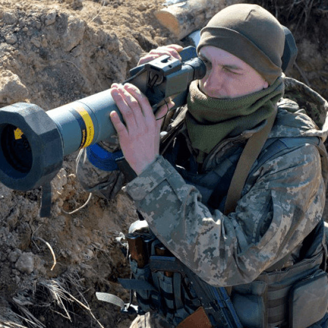 Ukrajinski vojnik s antitenkovskim oružjem; Volodimir Zelenski; razoreni Mariupolj sniman iz zraka; Joe Biden stiže u Bruxelles; uništena škola u Harkivu; djeca koju evakuiraju iz Mariupolja
