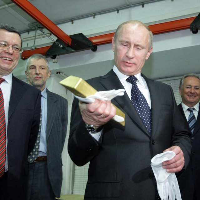 Vladimir Putin drži zlatnu polugu tijekom posjeta Središnjoj banci Rusije (athivska fotografija)
