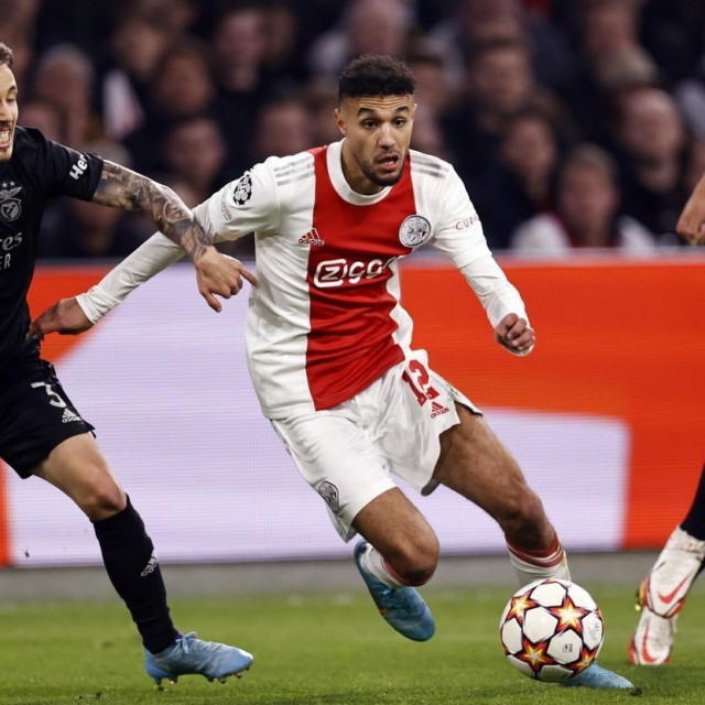 Noussair Mazraoui (desno)
