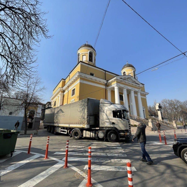 Tegljač sa 20 tona humanitarne pomoći iz Hrvatske
