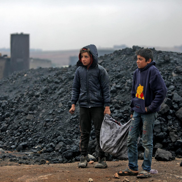 Mladi Turci pretovaruju ugljen
