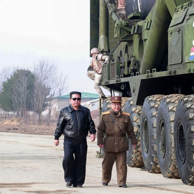 Kim Jong-un i sjevernokorejski časnik
