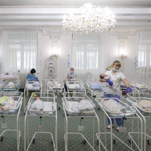 Bebe koje su rodile surogat majke
