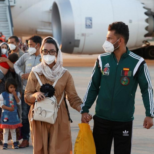 Žene iz Afganistana pred zrakoplovom
