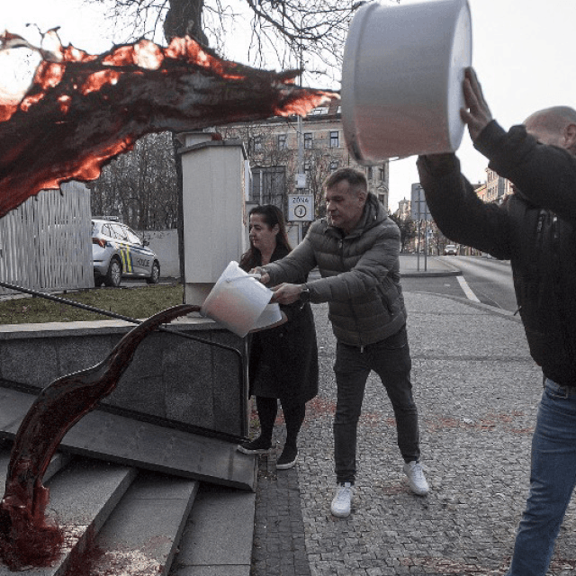 Aktivisti bojom zalili zgradu ruske ambasade u Pragu; prizor napada na Lavov; Biden drži govor u Varšavi;
