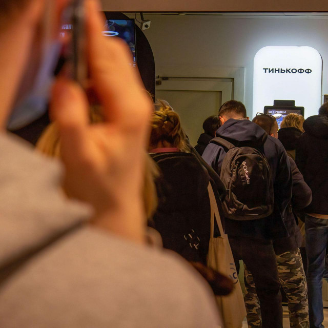 Red pred bankomatom u Rusiji
