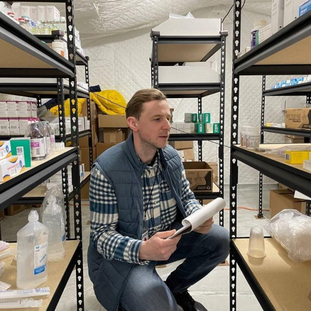 Muškarac organizira lijekove u bolnici u Lavovu
