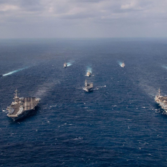 Ilustracija, američki i japanski ratni brodovi tijekom vježbe u Filipinskom moru
