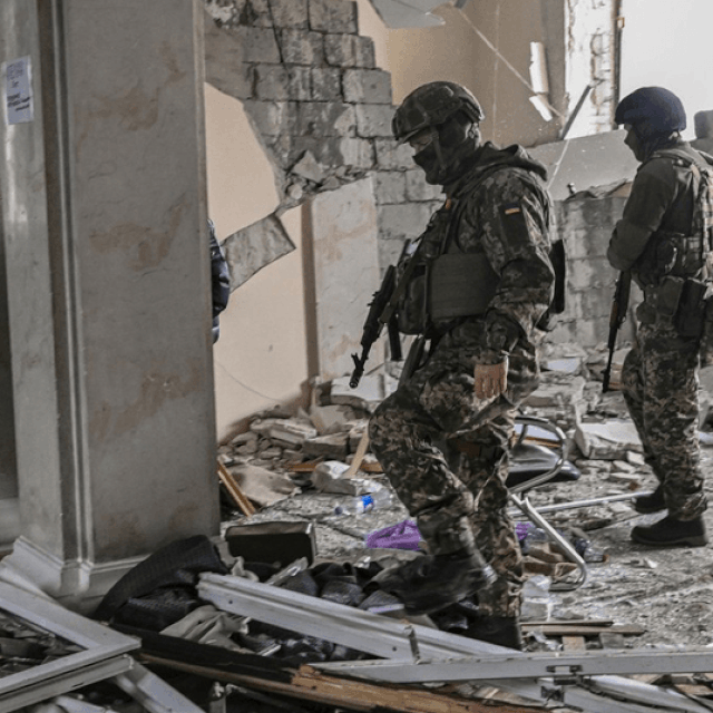 Ukrajinski vojnici u Harkivu; u napadu oštećen spomenik žrtavama holokausta; ozlijeđena žena u Kijevu
