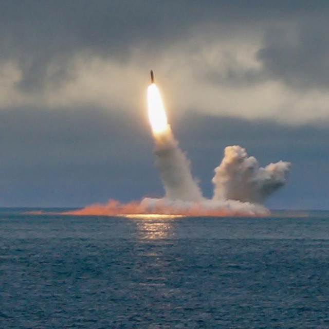 Ilustracija, ruska nuklearna podmornica klase Borei K-535 Juri Dolgoruki lansira balistički projektil RSM-56 Bulava

