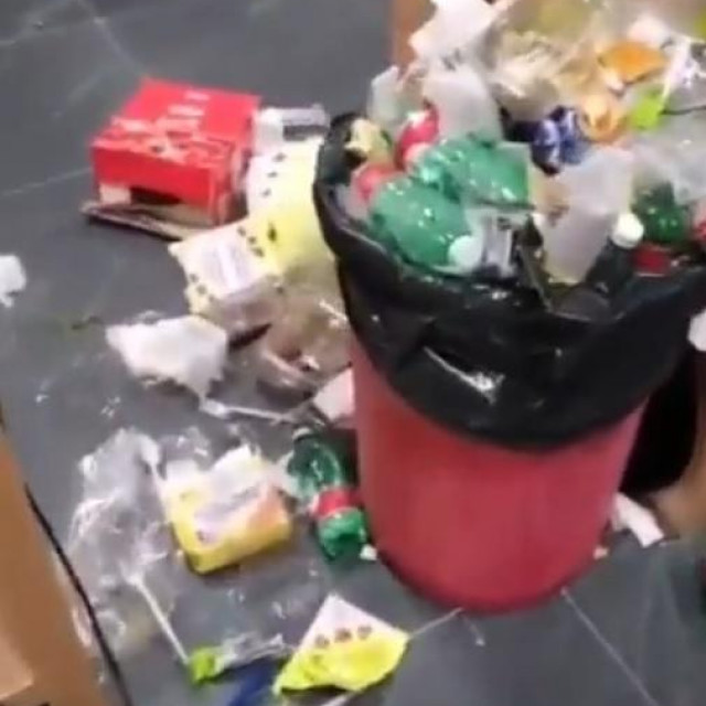 Talijani su za sobom ostavili svlačionicu punu smeća
