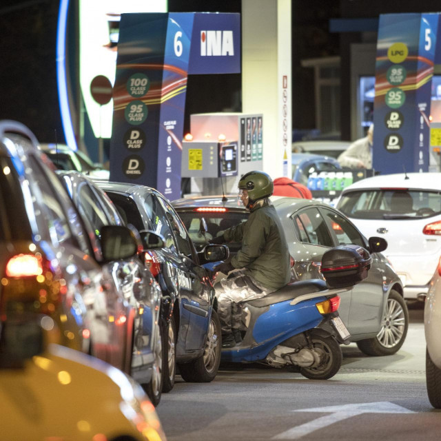 Redovi na benzinskim postajama u Splitu
