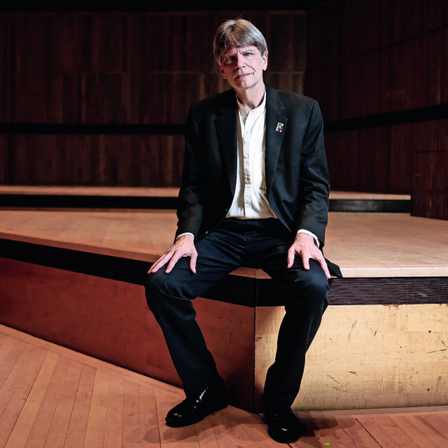 Richard Powers, Dijelom je odrastao na Tajlandu, u mladosti je studirao fiziku, no diplomirao je književnost