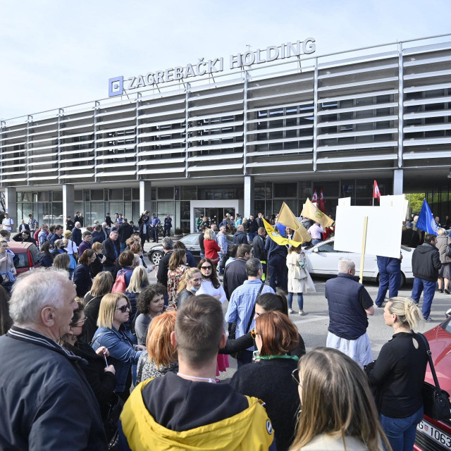 Nekoliko stotina prosvjednika ispred Zagrebačkog Holdinga.