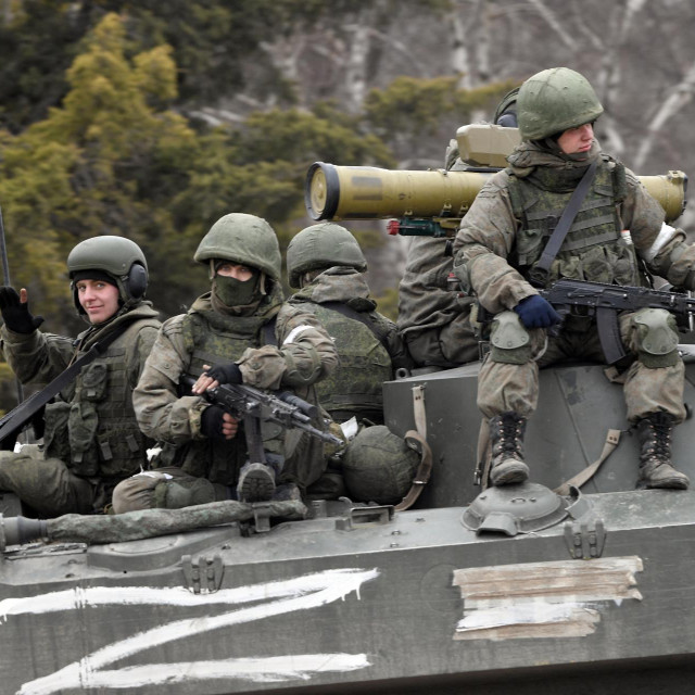 Rusija ukrajinske trupe u toj regiji trenutno napada i s istoka i s juga, a stručnjaci kažu da to vodi ka formiranju ”kopnenog” mosta između Donbasa i Krima