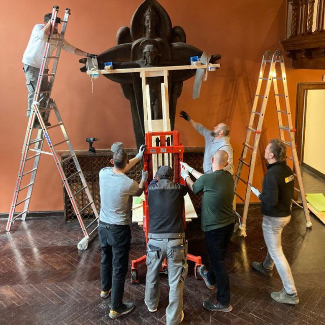 Skidanje Raspela Ivana Meštrovića