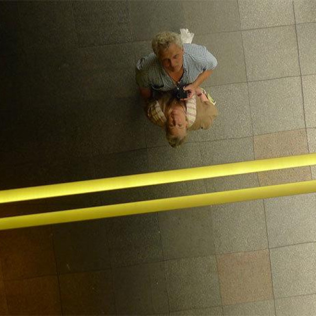 Makar su svijet proputovali skupa, Madeleine gotovo da i nema na tim snimkama, zazirala je od kamere i fotoaparata, objektiv nazivala ”okom mrtvog čovjeka” - onoga koji vidi, ali nema osjećaje