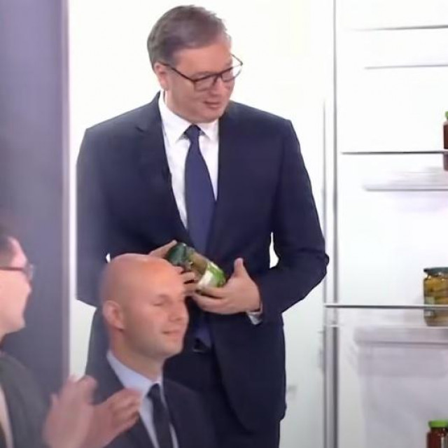 Vučić izlazi iz hladnjaka