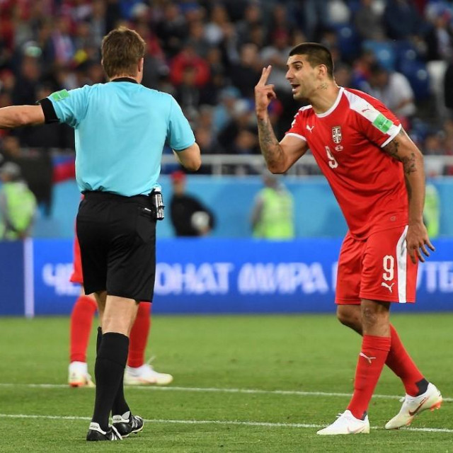 Aleksandar Mitrović u raspravi s Felixom Brychom na utakmici Srbija - Švicarska (SP 2018.)