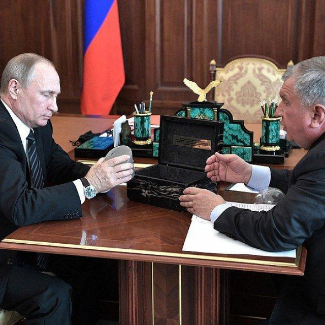 Vladimir Putin i Igor Sečin, šef Rosnefta