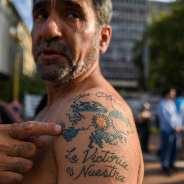 Veteran Falklandskog rata pokazuje tetovažu Falklandskih otoka tijekom prosvjeda povodom 184. obljetnice britanske okupacije Otoka