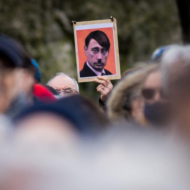 Fotografija s prosvjeda koja prikazuje Vladimira Putina kao Adolfa Hitlera