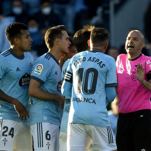 Igrači Celte i sudac Pablo Gonzalez Fuertes